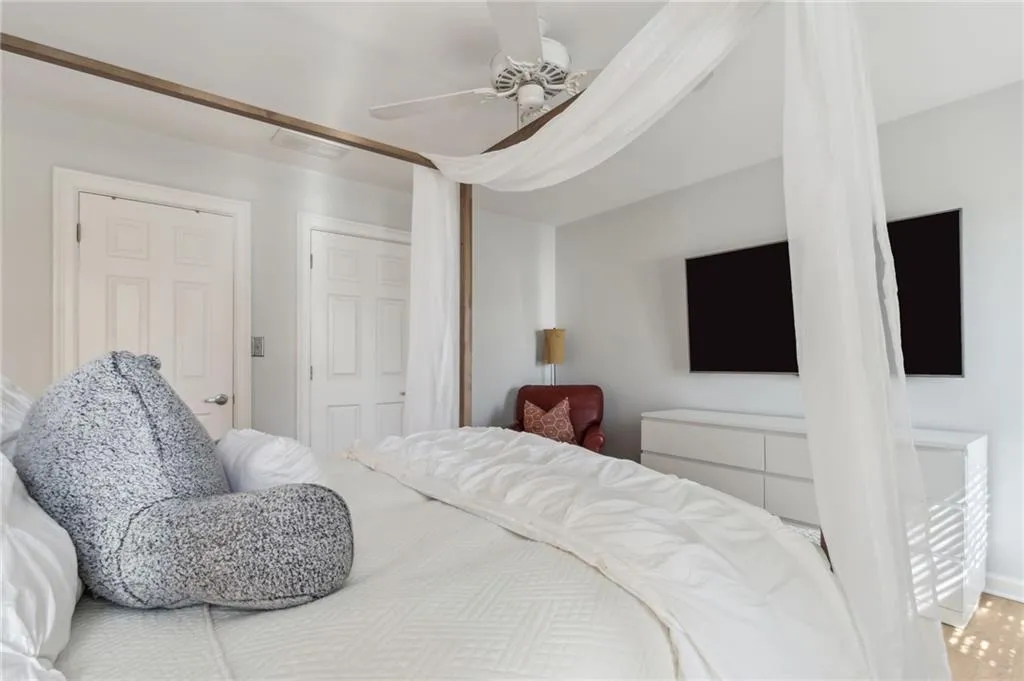 Bedroom with ceiling fan