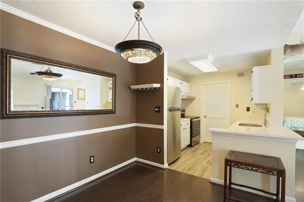 121 Granville Court, Sandy Springs, Georgia 30328, 2 Bedrooms Bedrooms, ,2 BathroomsBathrooms,Residential,Sold,121 Granville Court,6898823