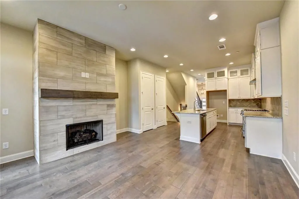 4249 Deming Circle, Atlanta, Georgia 30342, 2 Bedrooms Bedrooms, ,2 BathroomsBathrooms,Residential,Sold,4249 Deming Circle,5950565