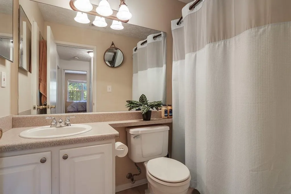 6816 Glenridge Drive Unit E, Atlanta, Georgia 30328, 2 Bedrooms Bedrooms, ,2 BathroomsBathrooms,Residential,Sold,6816 Glenridge Drive Unit E,6582226