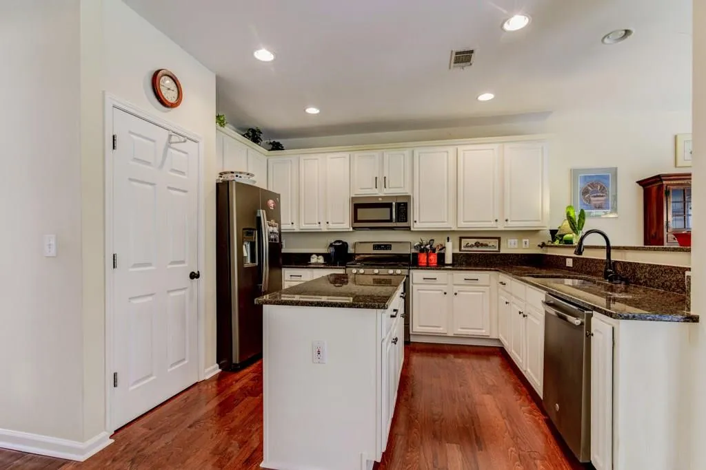 235 Somerset Court, Sandy Springs, Georgia 30350, 4 Bedrooms Bedrooms, ,3 BathroomsBathrooms,Residential,Sold,235 Somerset Court,6001747