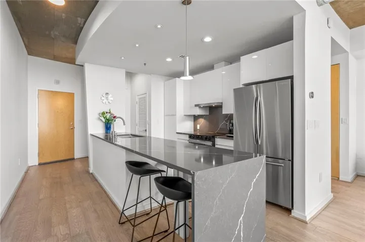 Quartz Island with Seating for four.