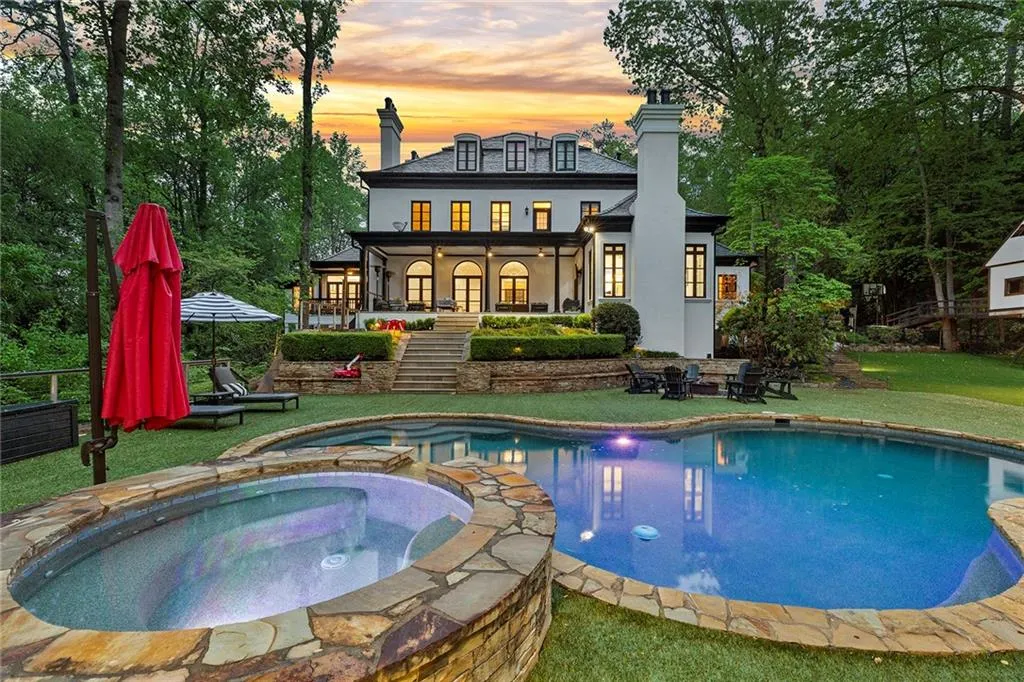 3860 Northside Drive Nw, Atlanta, Georgia 30305, 6 Bedrooms Bedrooms, ,7 BathroomsBathrooms,Residential,Sold,3860 Northside Drive Nw,7370236