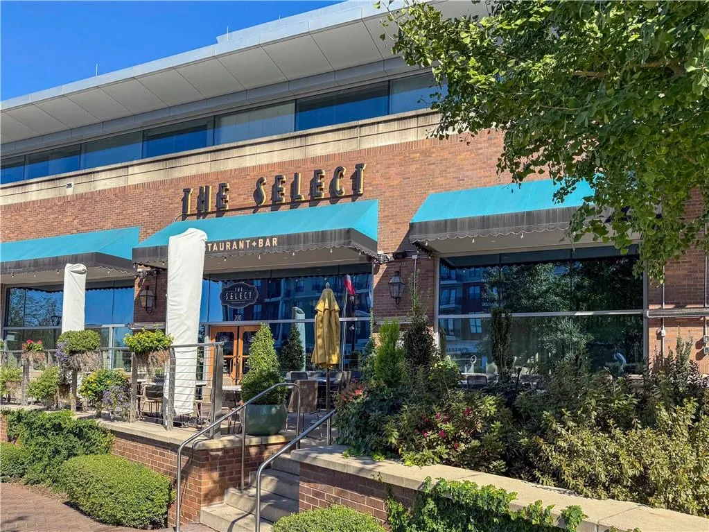 Tons of restaurants you can stroll to1