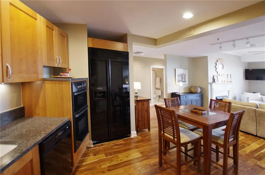 2881 Peachtree Road Ne Unit 802, Atlanta, Georgia 30305, 2 Bedrooms Bedrooms, ,2 BathroomsBathrooms,Residential,Sold,2881 Peachtree Road Ne Unit 802,6021982