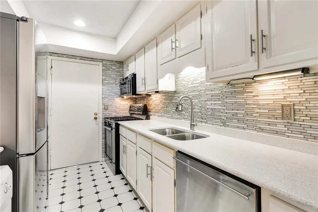 Atlanta, Georgia 30328, 2 Bedrooms Bedrooms, ,2 BathroomsBathrooms,Residential,Sold,7387227