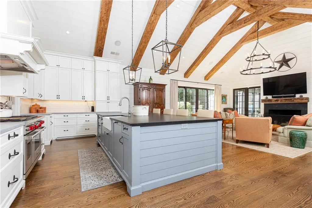 520 Kenbrook Drive, Sandy Springs, Georgia 30327, 4 Bedrooms Bedrooms, ,4 BathroomsBathrooms,Residential,Sold,520 Kenbrook Drive,7068226