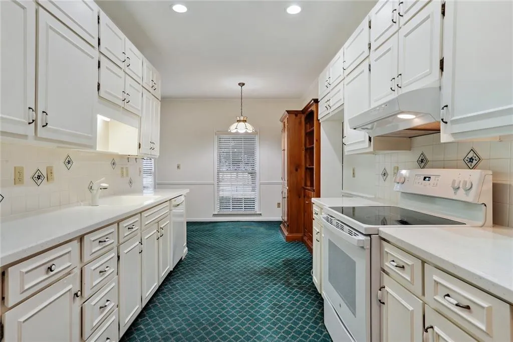 5205 Glenridge Drive, Sandy Springs, Georgia 30342, 3 Bedrooms Bedrooms, ,2 BathroomsBathrooms,Residential,Sold,5205 Glenridge Drive,7180915