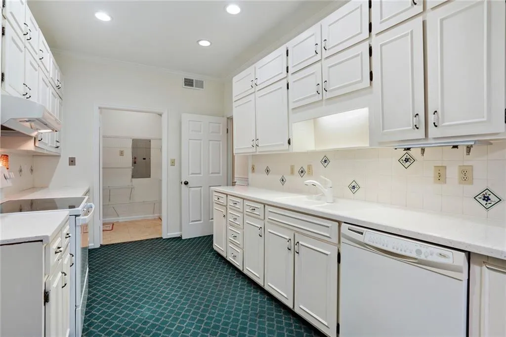 5205 Glenridge Drive, Sandy Springs, Georgia 30342, 3 Bedrooms Bedrooms, ,2 BathroomsBathrooms,Residential,Sold,5205 Glenridge Drive,7180915