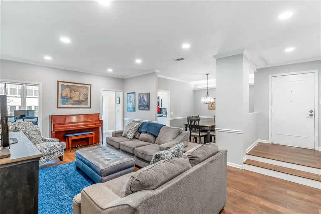 5425 Chemin De Vie, Atlanta, Georgia 30342, 2 Bedrooms Bedrooms, ,2 BathroomsBathrooms,Residential,Sold,5425 Chemin De Vie,6937747