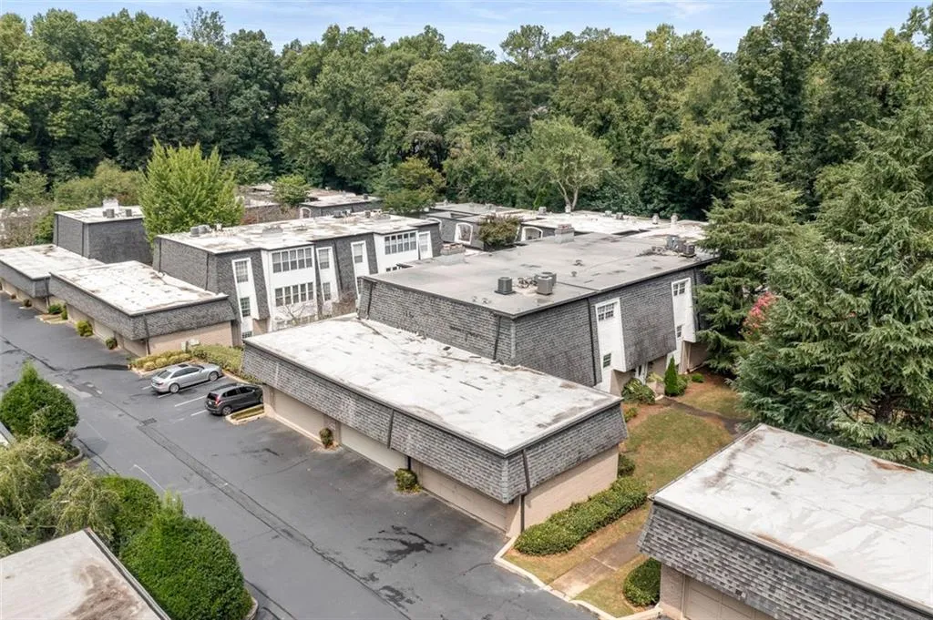 5425 Chemin De Vie, Atlanta, Georgia 30342, 2 Bedrooms Bedrooms, ,2 BathroomsBathrooms,Residential,Sold,5425 Chemin De Vie,6937747