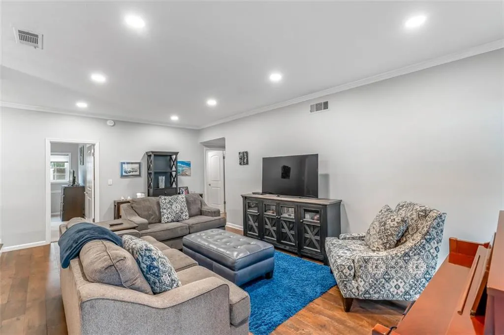 5425 Chemin De Vie, Atlanta, Georgia 30342, 2 Bedrooms Bedrooms, ,2 BathroomsBathrooms,Residential,Sold,5425 Chemin De Vie,6937747