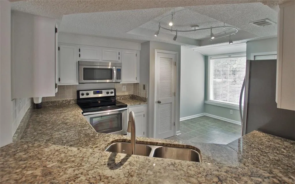 15 Dunwoody Springs Drive Unit 15, Sandy Springs, Georgia 30328, 3 Bedrooms Bedrooms, ,2 BathroomsBathrooms,Residential,Sold,15 Dunwoody Springs Drive Unit 15,5846138