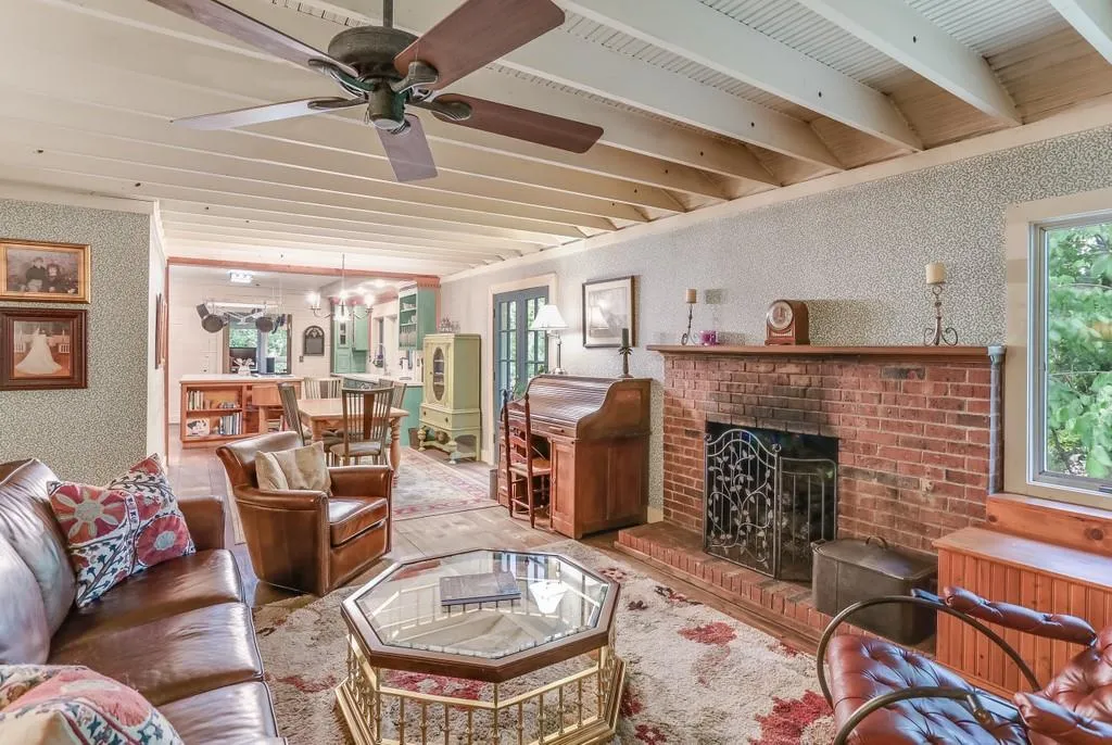 7900 Jett Ferry Road, Sandy Springs, Georgia 30350, 3 Bedrooms Bedrooms, ,2 BathroomsBathrooms,Residential,Sold,7900 Jett Ferry Road,6883799