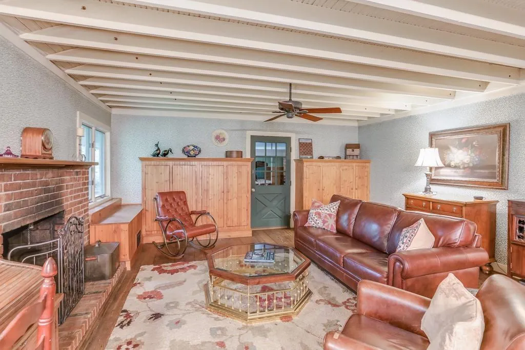 7900 Jett Ferry Road, Sandy Springs, Georgia 30350, 3 Bedrooms Bedrooms, ,2 BathroomsBathrooms,Residential,Sold,7900 Jett Ferry Road,6883799