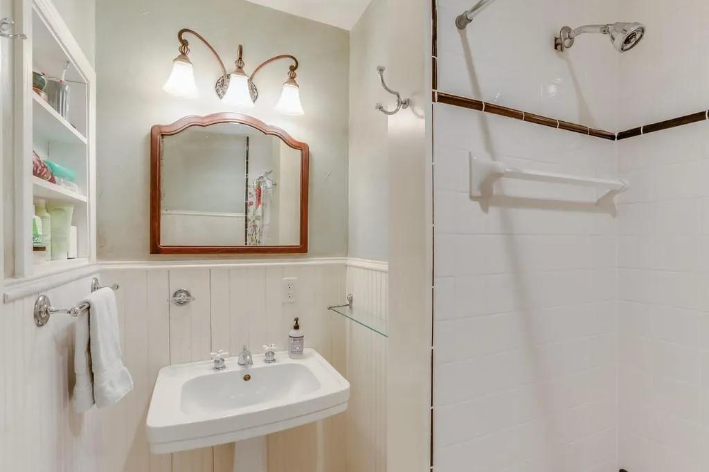 7900 Jett Ferry Road, Sandy Springs, Georgia 30350, 3 Bedrooms Bedrooms, ,2 BathroomsBathrooms,Residential,Sold,7900 Jett Ferry Road,6883799
