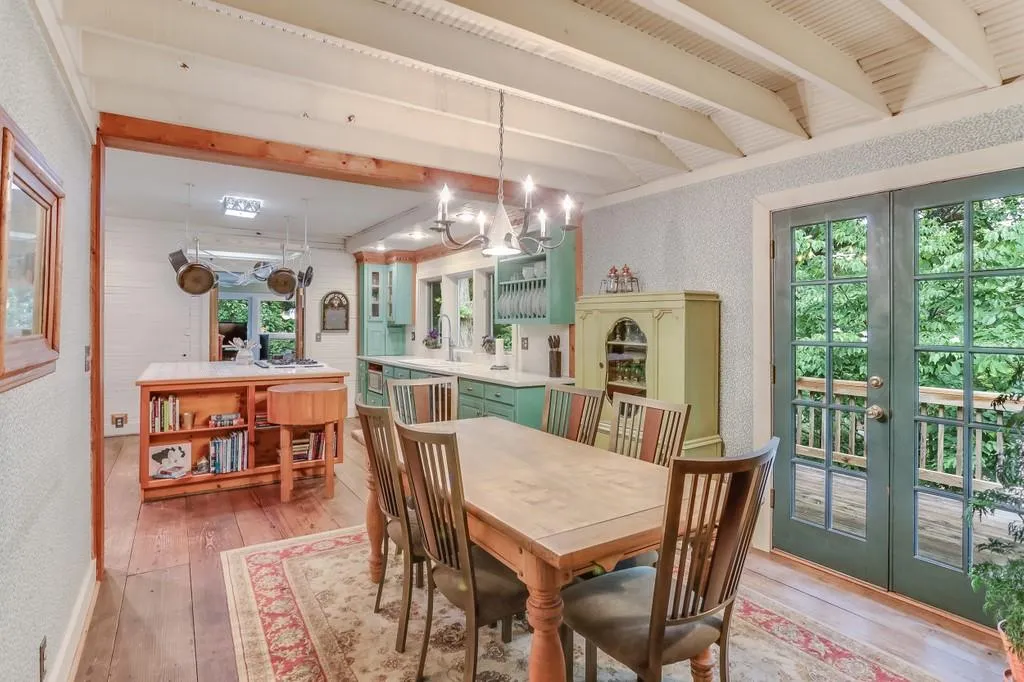 7900 Jett Ferry Road, Sandy Springs, Georgia 30350, 3 Bedrooms Bedrooms, ,2 BathroomsBathrooms,Residential,Sold,7900 Jett Ferry Road,6883799