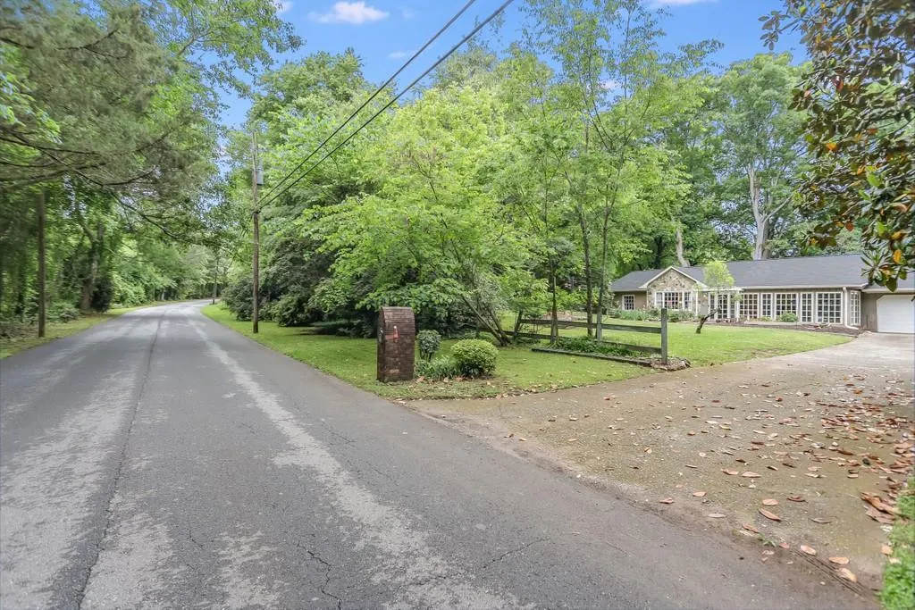 7900 Jett Ferry Road, Sandy Springs, Georgia 30350, 3 Bedrooms Bedrooms, ,2 BathroomsBathrooms,Residential,Sold,7900 Jett Ferry Road,6883799