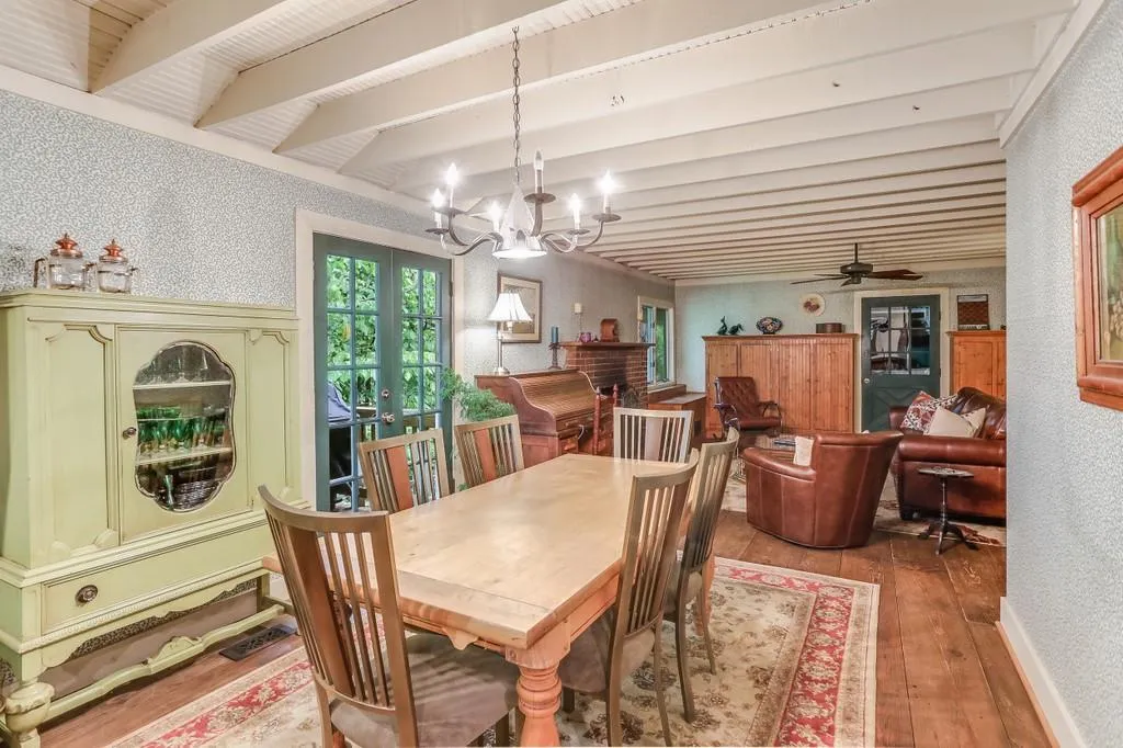 7900 Jett Ferry Road, Sandy Springs, Georgia 30350, 3 Bedrooms Bedrooms, ,2 BathroomsBathrooms,Residential,Sold,7900 Jett Ferry Road,6883799