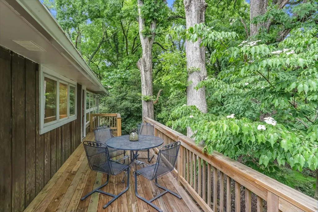 7900 Jett Ferry Road, Sandy Springs, Georgia 30350, 3 Bedrooms Bedrooms, ,2 BathroomsBathrooms,Residential,Sold,7900 Jett Ferry Road,6883799