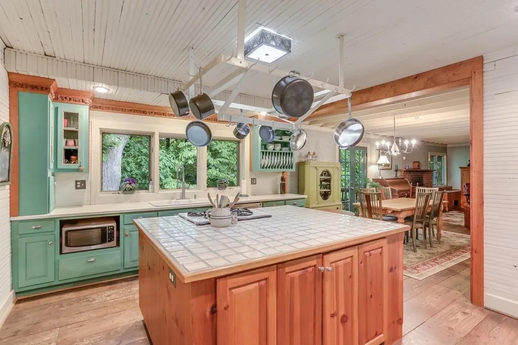 7900 Jett Ferry Road, Sandy Springs, Georgia 30350, 3 Bedrooms Bedrooms, ,2 BathroomsBathrooms,Residential,Sold,7900 Jett Ferry Road,6883799