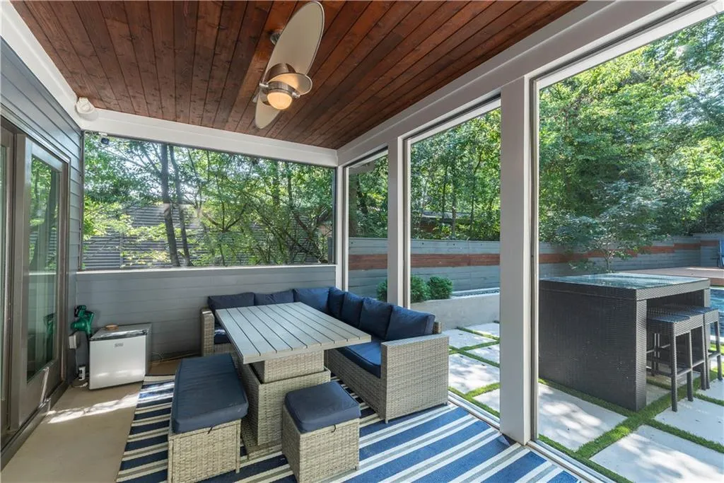 Screened in porch