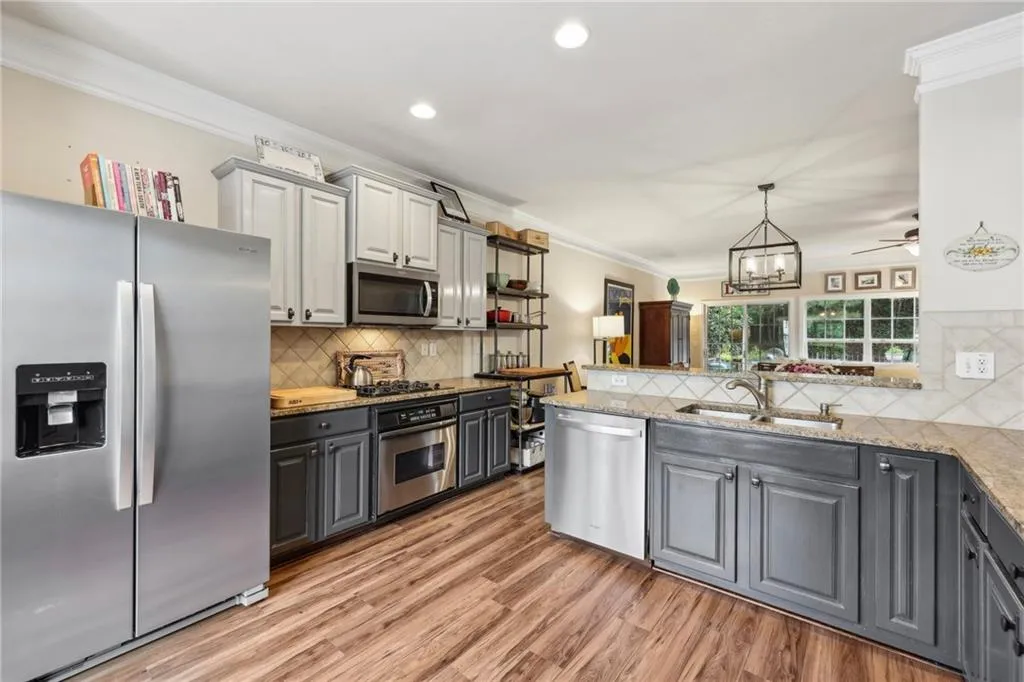 610 Pember Point, Sandy Springs, Georgia 30350, 3 Bedrooms Bedrooms, ,3 BathroomsBathrooms,Residential,Sold,610 Pember Point,7474262