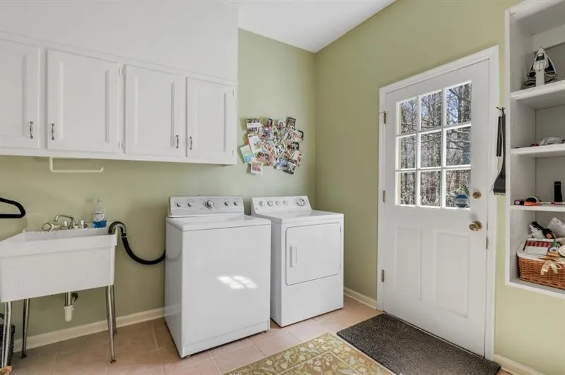 583 Cambridge Way, Sandy Springs, Georgia 30328, 4 Bedrooms Bedrooms, ,2 BathroomsBathrooms,Residential,Sold,583 Cambridge Way,7017153