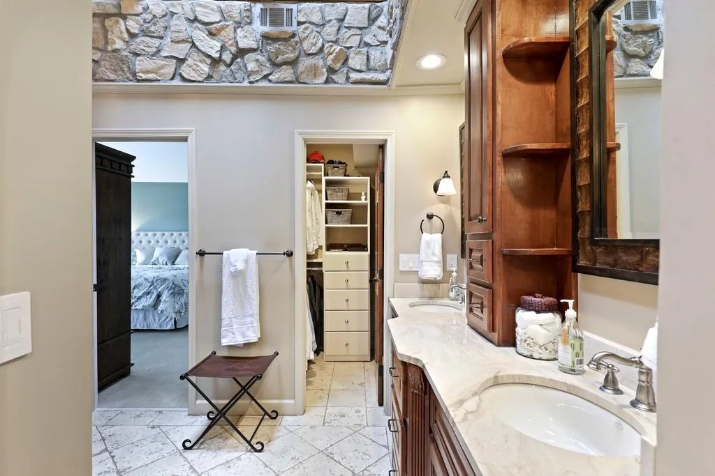 9660 Huntcliff Trace Ne, Sandy Springs, Georgia 30350, 4 Bedrooms Bedrooms, ,2 BathroomsBathrooms,Residential,Sold,9660 Huntcliff Trace Ne,6860166