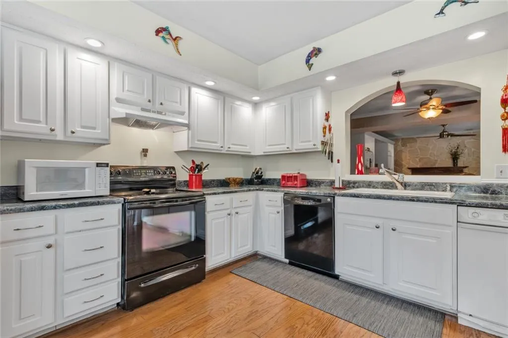 120 Goldrush Circle, Sandy Springs, Georgia 30328, 3 Bedrooms Bedrooms, ,2 BathroomsBathrooms,Residential,Sold,120 Goldrush Circle,7079320