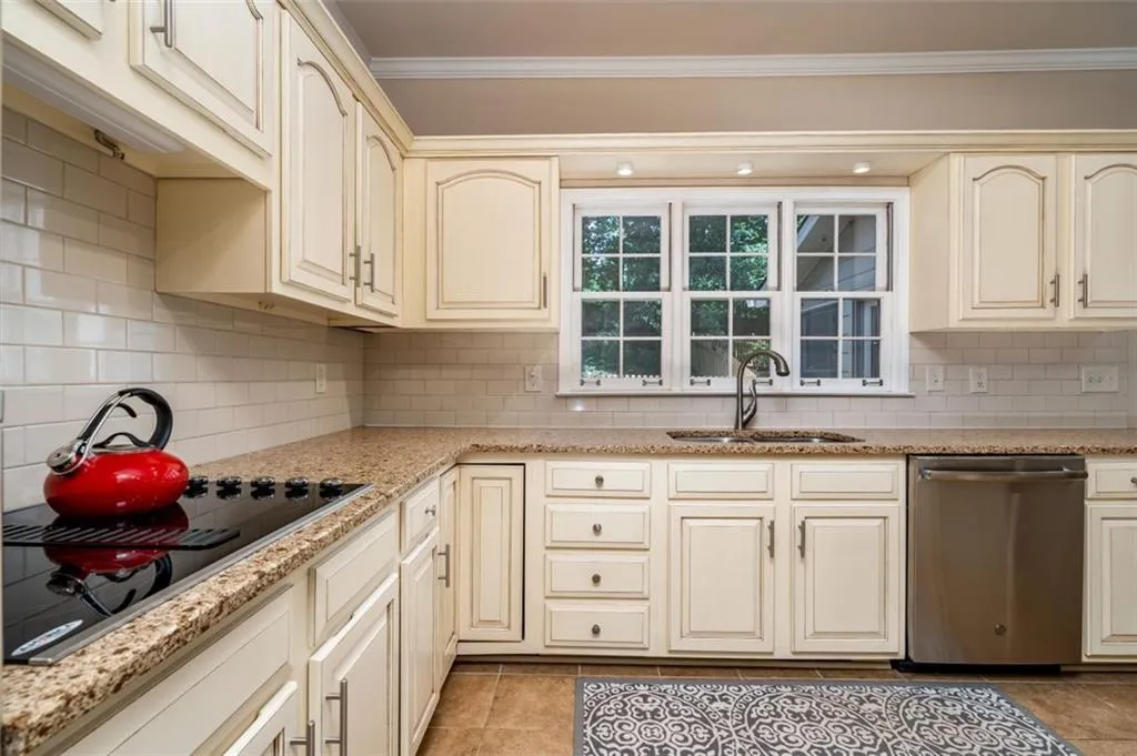 200 Treadwick Drive, Sandy Springs, Georgia 30350, 5 Bedrooms Bedrooms, ,5 BathroomsBathrooms,Residential,Sold,200 Treadwick Drive,6894371