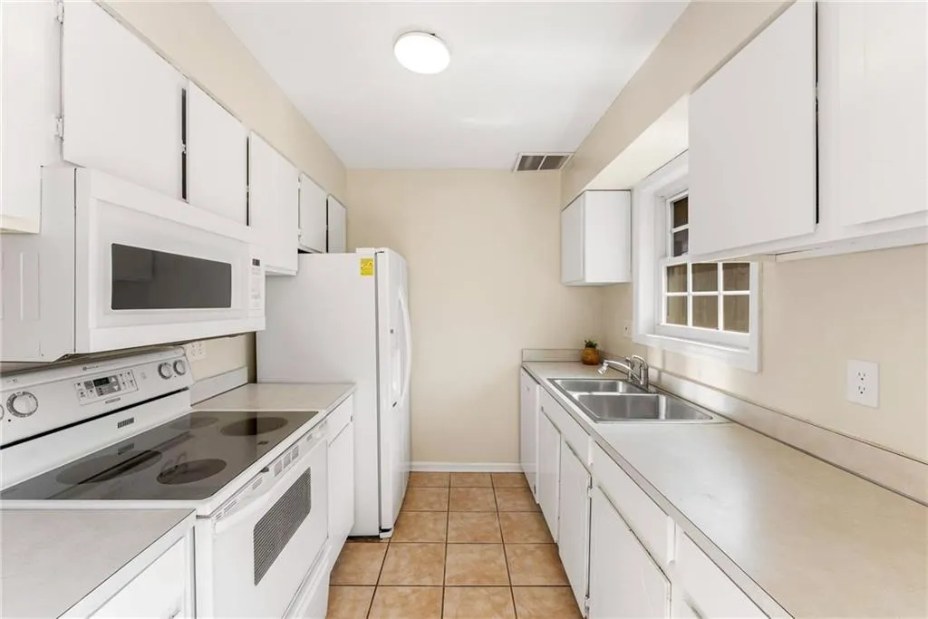6404 Park Avenue Ne Unit D4, Atlanta, Georgia 30342, 2 Bedrooms Bedrooms, ,1 BathroomBathrooms,Residential,For Sale,6404 Park Avenue Ne Unit D4,7612804