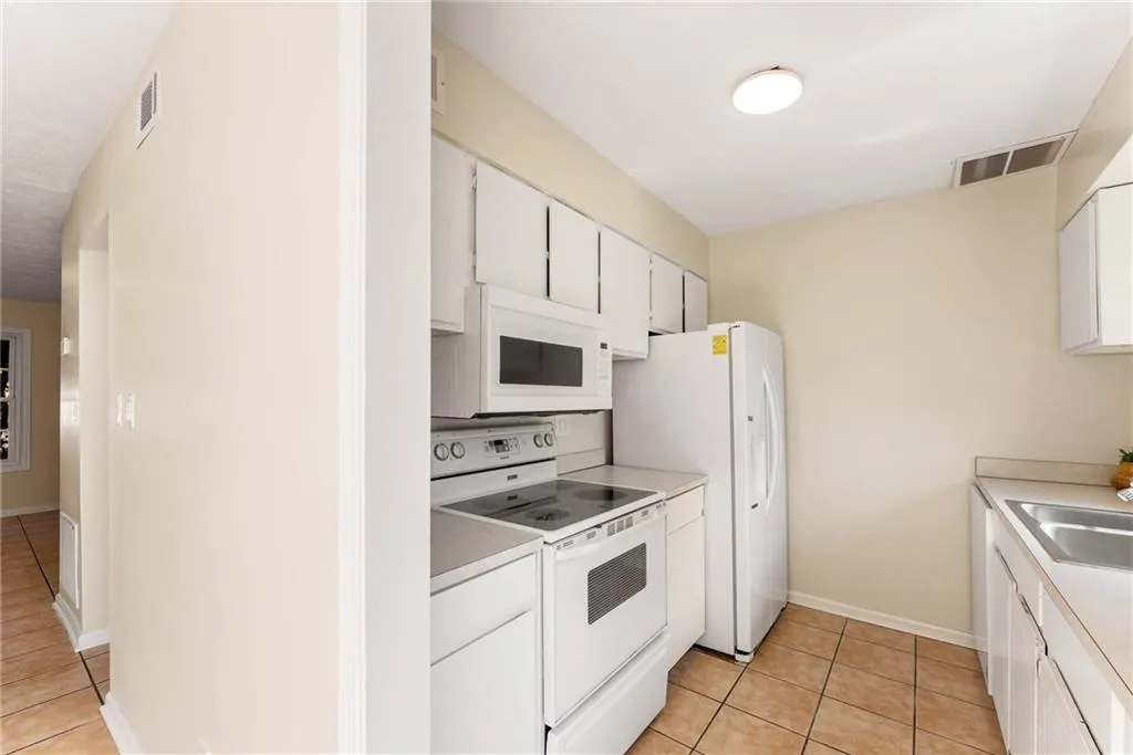6404 Park Avenue Ne Unit D4, Atlanta, Georgia 30342, 2 Bedrooms Bedrooms, ,1 BathroomBathrooms,Residential,For Sale,6404 Park Avenue Ne Unit D4,7612804