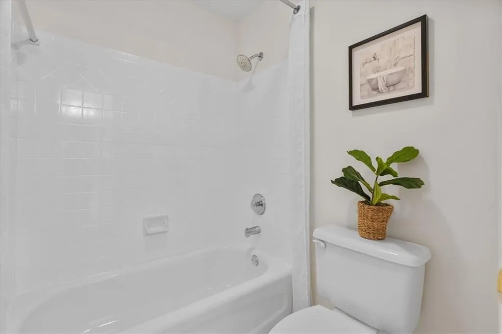 200 Somerset Court, Sandy Springs, Georgia 30350, 4 Bedrooms Bedrooms, ,3 BathroomsBathrooms,Residential,Sold,200 Somerset Court,7347614