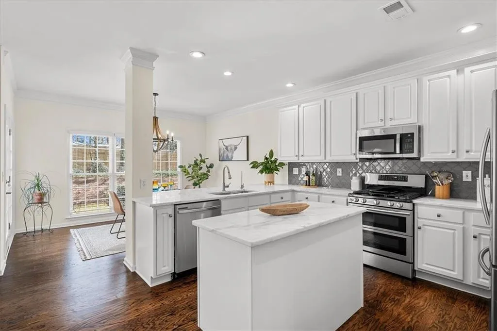 200 Somerset Court, Sandy Springs, Georgia 30350, 4 Bedrooms Bedrooms, ,3 BathroomsBathrooms,Residential,Sold,200 Somerset Court,7347614