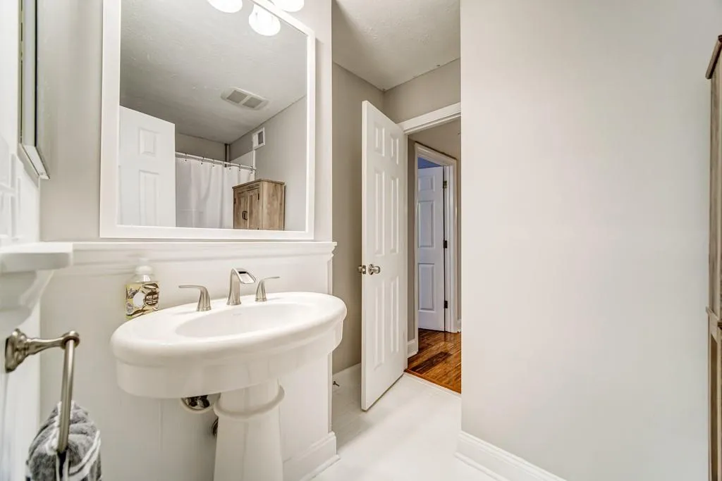 710 Woodcliff Drive, Atlanta, Georgia 30350, 1 Bedroom Bedrooms, ,1 BathroomBathrooms,Residential,Sold,710 Woodcliff Drive,6820307