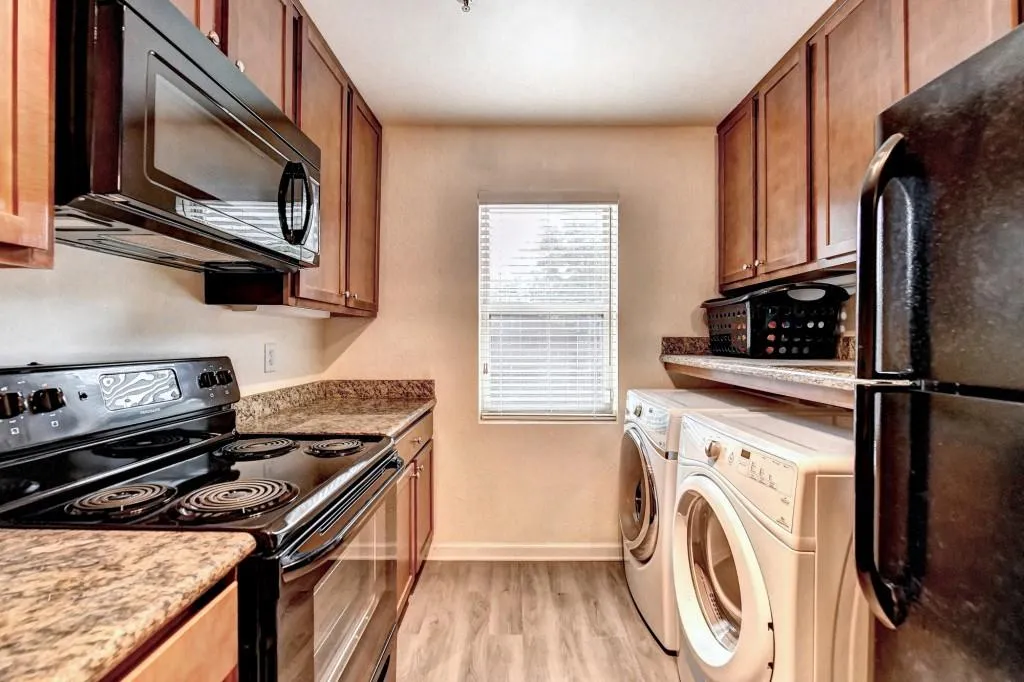 8701 Dunwoody Place Unit I, Sandy Springs, Georgia 30350, 3 Bedrooms Bedrooms, ,2 BathroomsBathrooms,Residential,Sold,8701 Dunwoody Place Unit I,7077354