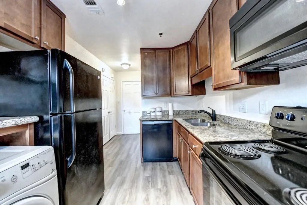 8701 Dunwoody Place Unit I, Sandy Springs, Georgia 30350, 3 Bedrooms Bedrooms, ,2 BathroomsBathrooms,Residential,Sold,8701 Dunwoody Place Unit I,7077354