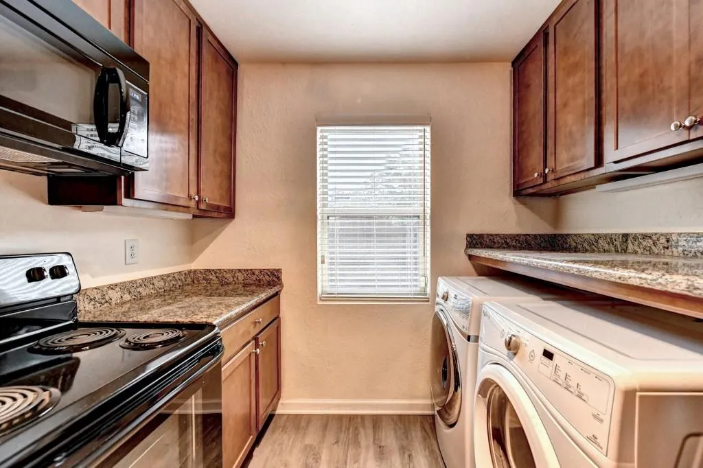 8701 Dunwoody Place Unit I, Sandy Springs, Georgia 30350, 3 Bedrooms Bedrooms, ,2 BathroomsBathrooms,Residential,Sold,8701 Dunwoody Place Unit I,7077354