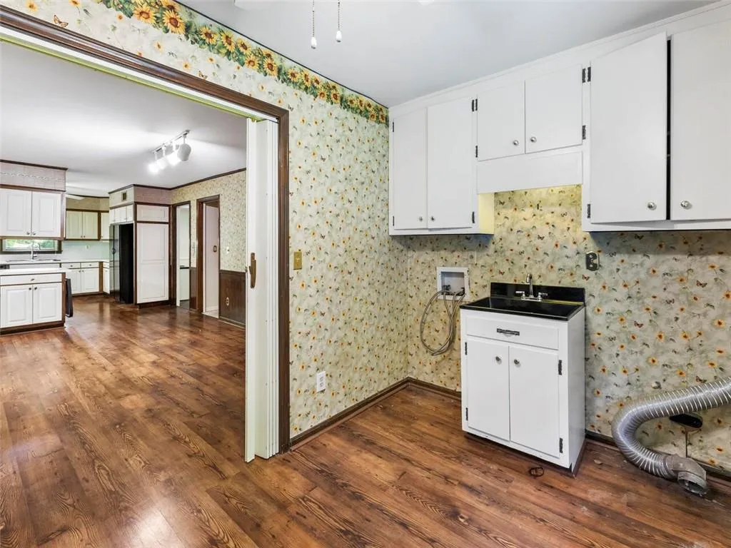 6020 Weatherly Drive, Sandy Springs, Georgia 30328, 4 Bedrooms Bedrooms, ,3 BathroomsBathrooms,Residential,Sold,6020 Weatherly Drive,6914483