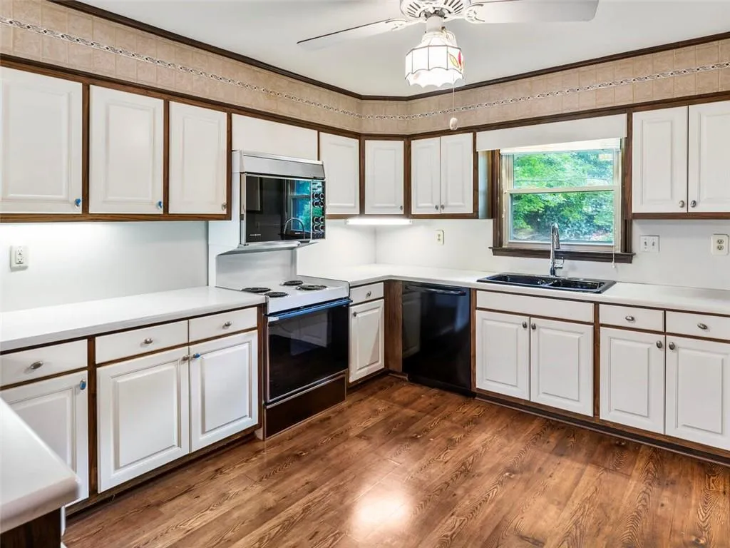 6020 Weatherly Drive, Sandy Springs, Georgia 30328, 4 Bedrooms Bedrooms, ,3 BathroomsBathrooms,Residential,Sold,6020 Weatherly Drive,6914483