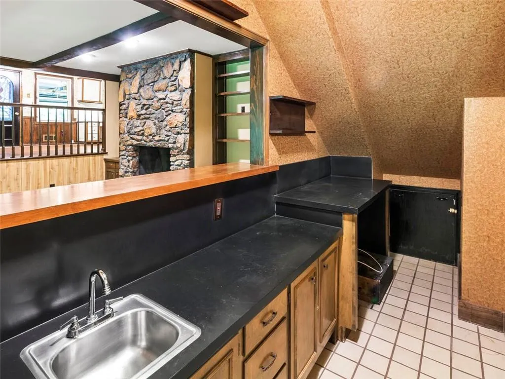 6020 Weatherly Drive, Sandy Springs, Georgia 30328, 4 Bedrooms Bedrooms, ,3 BathroomsBathrooms,Residential,Sold,6020 Weatherly Drive,6914483