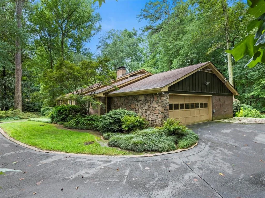 6020 Weatherly Drive, Sandy Springs, Georgia 30328, 4 Bedrooms Bedrooms, ,3 BathroomsBathrooms,Residential,Sold,6020 Weatherly Drive,6914483