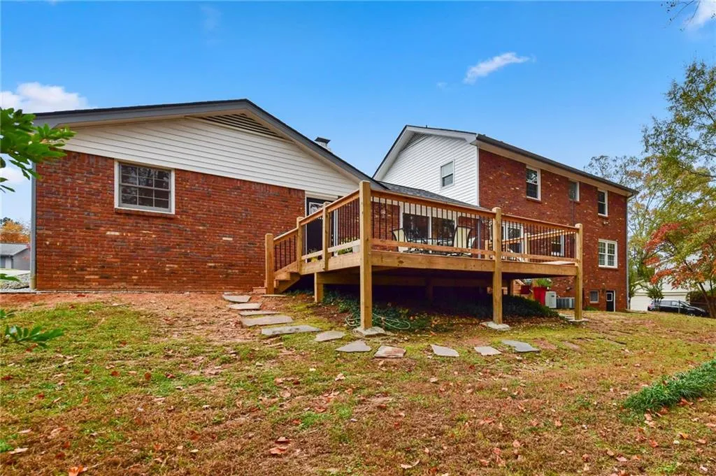 570 Wyncourtney Drive, Sandy Springs, Georgia 30328, 4 Bedrooms Bedrooms, ,3 BathroomsBathrooms,Residential,Sold,570 Wyncourtney Drive,6807363