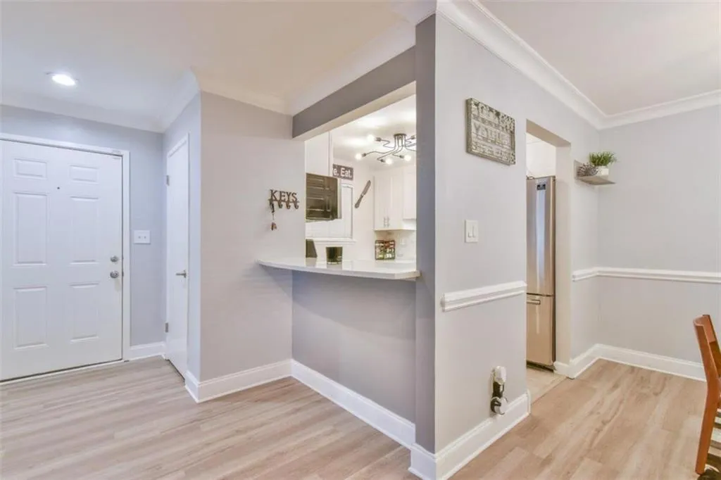 6820 Glenridge Drive Unit C, Sandy Springs, Georgia 30328, 2 Bedrooms Bedrooms, ,1 BathroomBathrooms,Residential,Sold,6820 Glenridge Drive Unit C,6992898