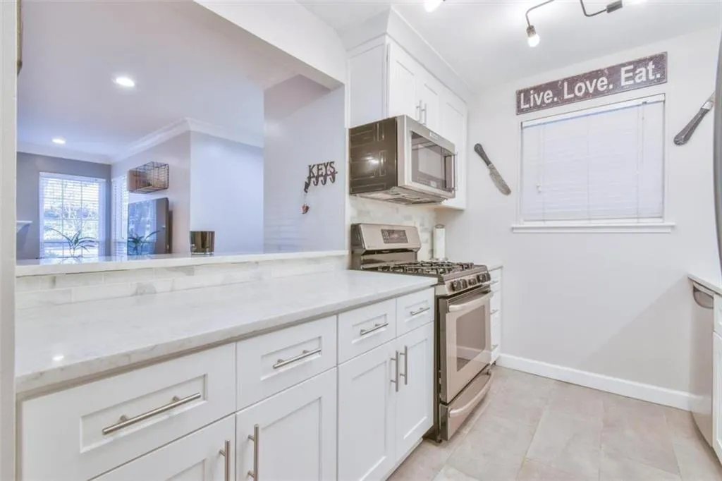 6820 Glenridge Drive Unit C, Sandy Springs, Georgia 30328, 2 Bedrooms Bedrooms, ,1 BathroomBathrooms,Residential,Sold,6820 Glenridge Drive Unit C,6992898