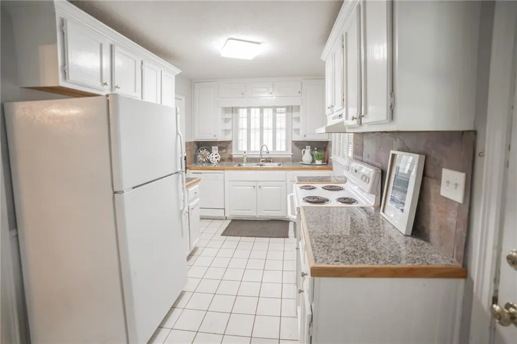 6075 Harleston Road, Atlanta, Georgia 30328, 3 Bedrooms Bedrooms, ,2 BathroomsBathrooms,Residential,Sold,6075 Harleston Road,6549968