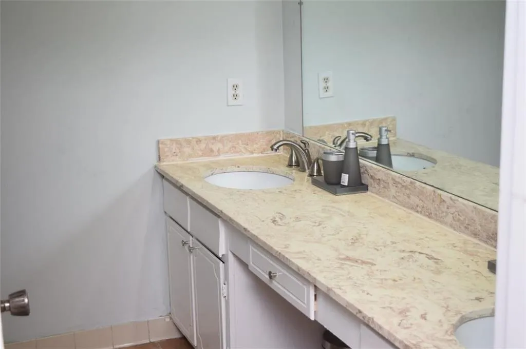 6851 Roswell Road Unit B16, Atlanta, Georgia 30328, 3 Bedrooms Bedrooms, ,2 BathroomsBathrooms,Residential,Sold,6851 Roswell Road Unit B16,5707013