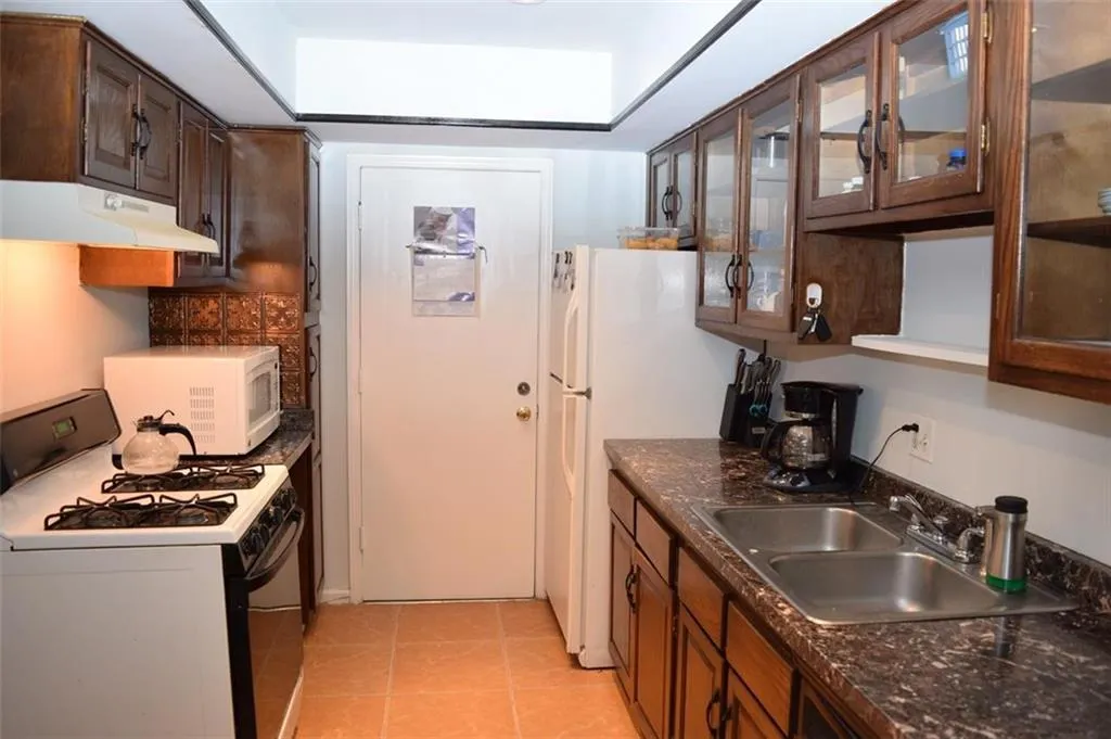 6851 Roswell Road Unit B16, Atlanta, Georgia 30328, 3 Bedrooms Bedrooms, ,2 BathroomsBathrooms,Residential,Sold,6851 Roswell Road Unit B16,5707013
