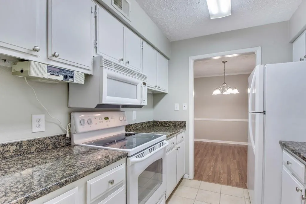 5143 Roswell Road Unit 10, Sandy Springs, Georgia 30342, 2 Bedrooms Bedrooms, ,1 BathroomBathrooms,Residential,Sold,5143 Roswell Road Unit 10,5994547